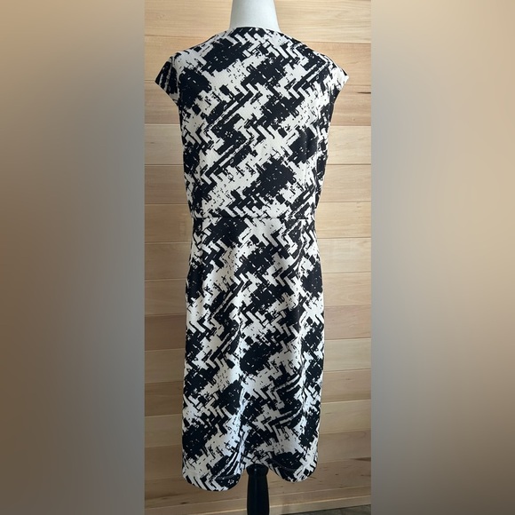 Jones New York Dress, size 12, black and white sleeveless, with side zipper - Picture 3 of 9
